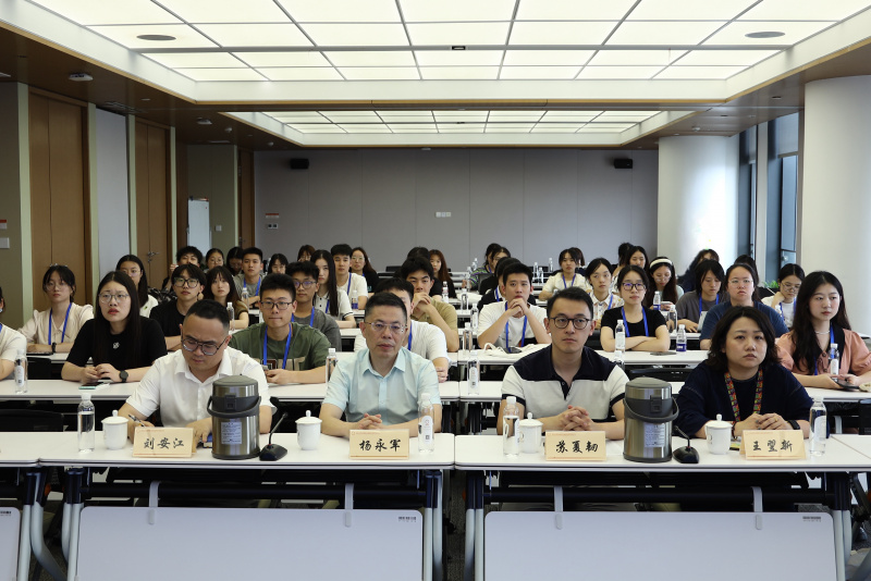 浙江大學(xué)經(jīng)濟學(xué)院、國際聯(lián)合商學(xué)院全國優(yōu)秀大學(xué)生夏令營到浙江東方參訪 劉安江（左一）楊永軍（左二）.jpg